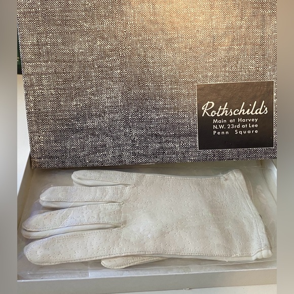 Accessories - Vintage Ladies Leather gloves with pearl like snap in original Rothchild’s Box